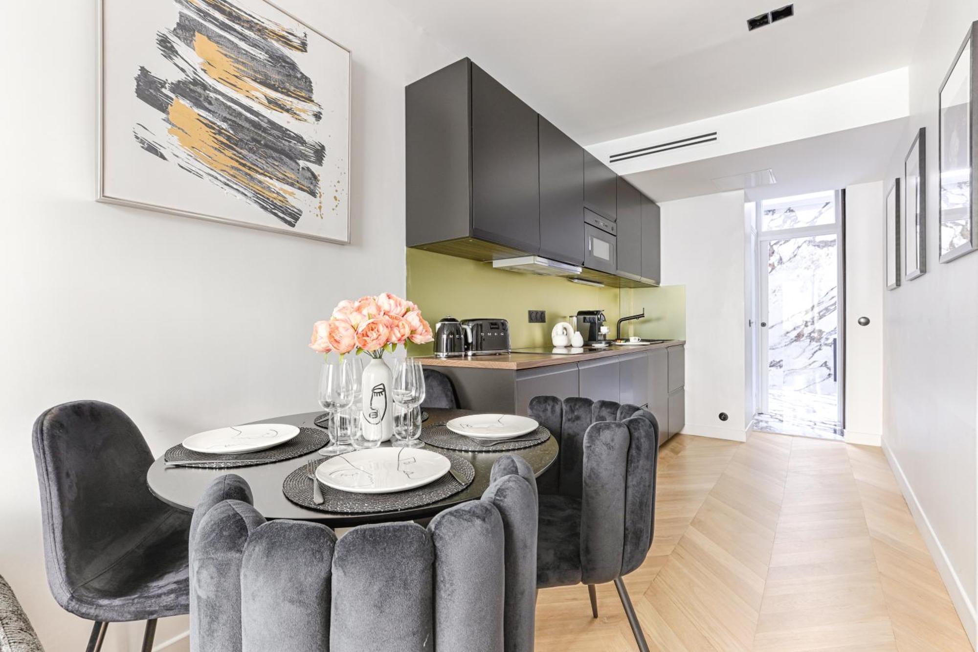 Stylish 2 Bedroom Near Montmartre Sacre Coeur Parijs
